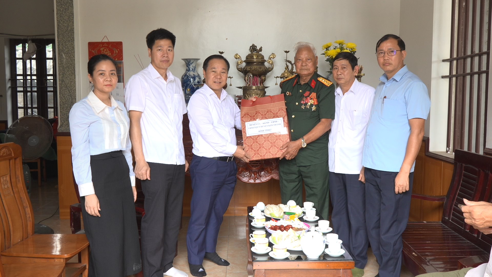 Các đồng chí lãnh đạo huyện thăm tặng quà gia đình chính sách