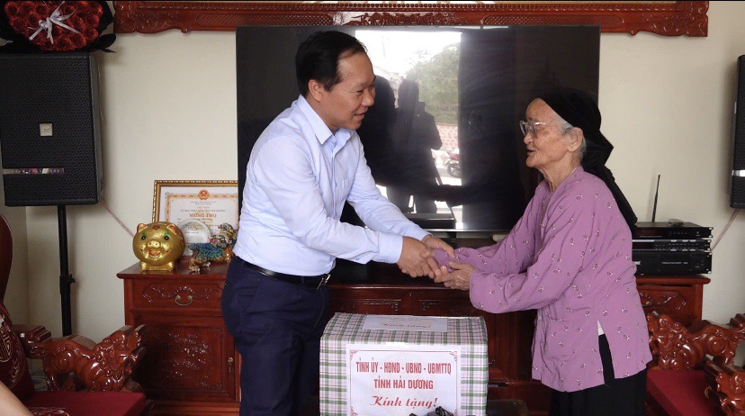 Lãnh đạo huyện Kim Thành thăm hỏi, tặng quà nữ cựu tù cách mạng