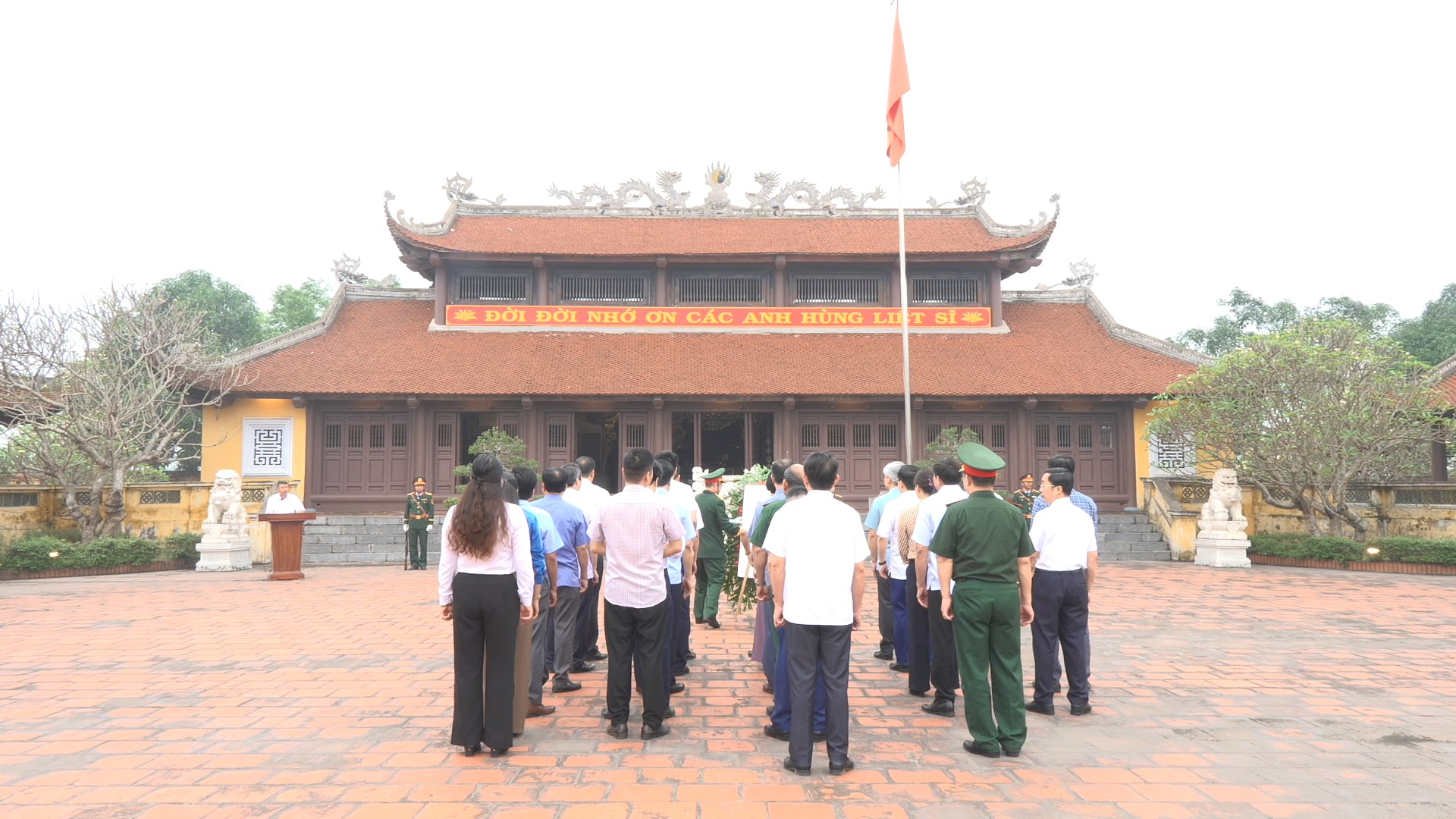 Huyện nhà dâng hương tưởng niệm các Anh hùng liệt sỹ